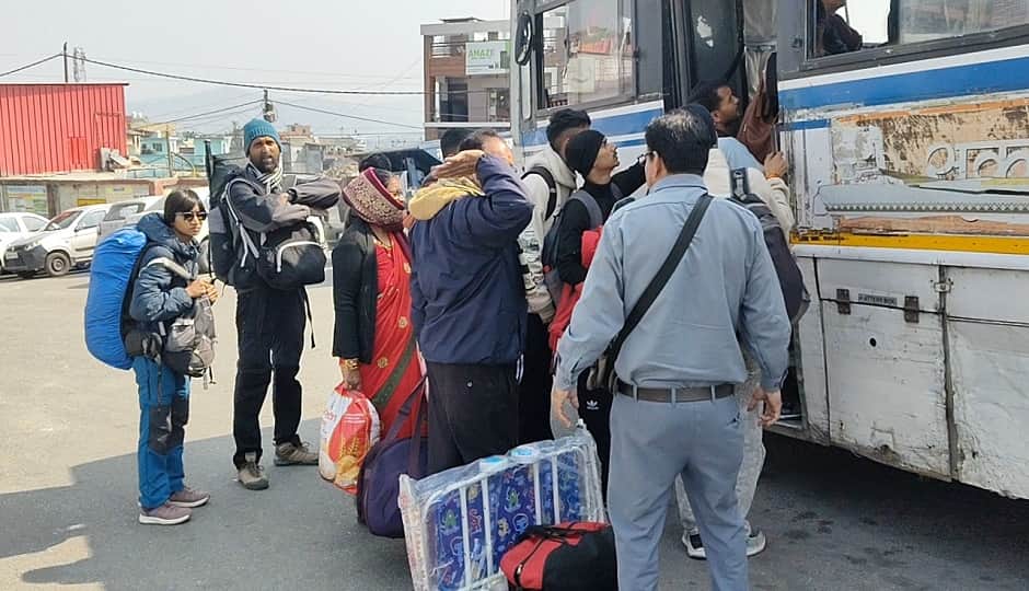 चंपावत रोडवेज स्टेशन में टनकपुर डिपो की बस खराब होने के बाद दूसरी बस में ट्रांसफर के बाद लगी यात्रियों की लाइन।