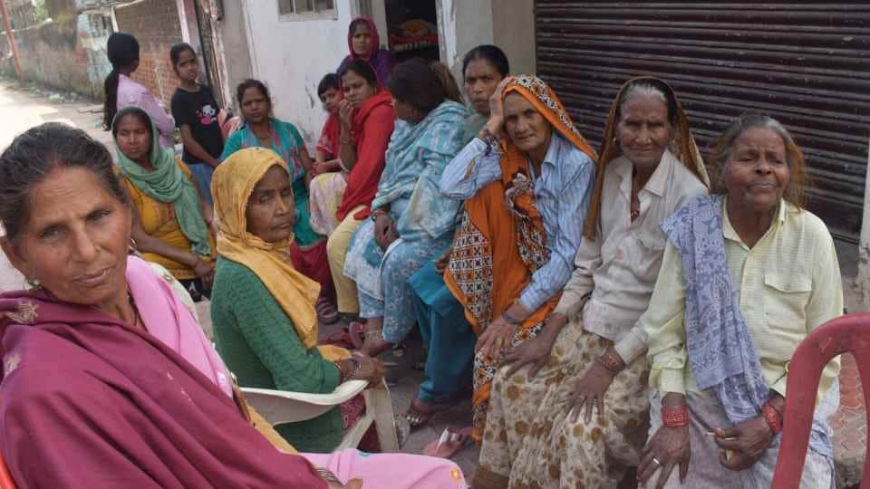 Husband kills wife commits suicide Vinod wanted to marry again