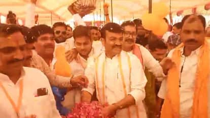 Cultural programs in full swing at Holi Milan function of former minister Anand Swaroop Shukla in ballia