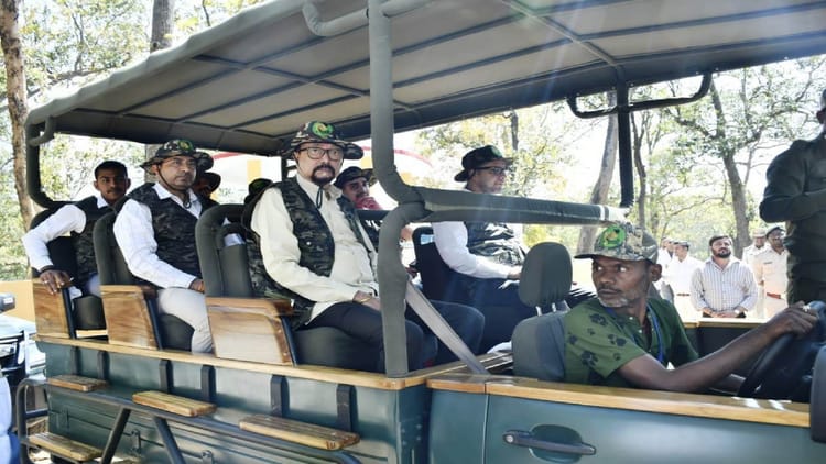 CG: अचानकमार टाइगर रिजर्व पहुंचे राज्यपाल रमेन डेका, जंगल सफारी कर प्राकृतिक सौंदर्य और जनजातीय कला की सराहना