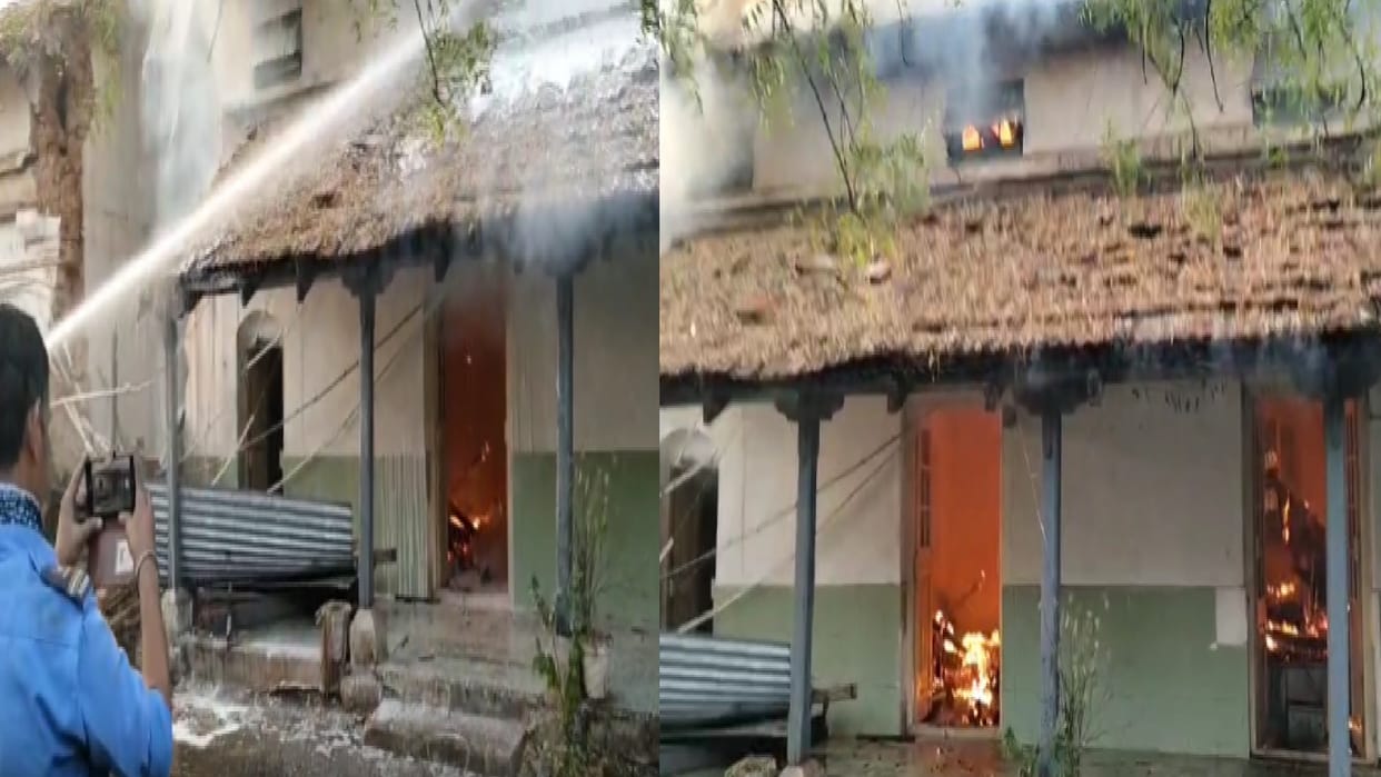 Massive fire at Balodabazar tehsil office, flames from the old building cause panic