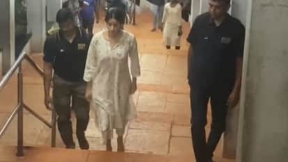 viral video Janhvi Kapoor arrives at Tirumala temple barefoot on her birthday