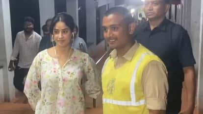 viral video Janhvi Kapoor arrives at Tirumala temple barefoot on her birthday