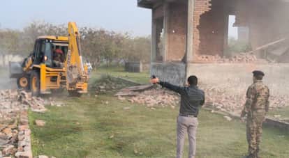 Kanpur 19.5 bighas of illegal plotting in Dharampur was razed concrete houses were also bulldozed