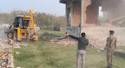 Kanpur 19.5 bighas of illegal plotting in Dharampur was razed concrete houses were also bulldozed
