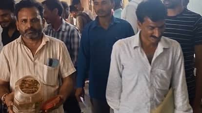 Hardoi woman who went to collect firewood was bitten by snake her family members took snake in a box