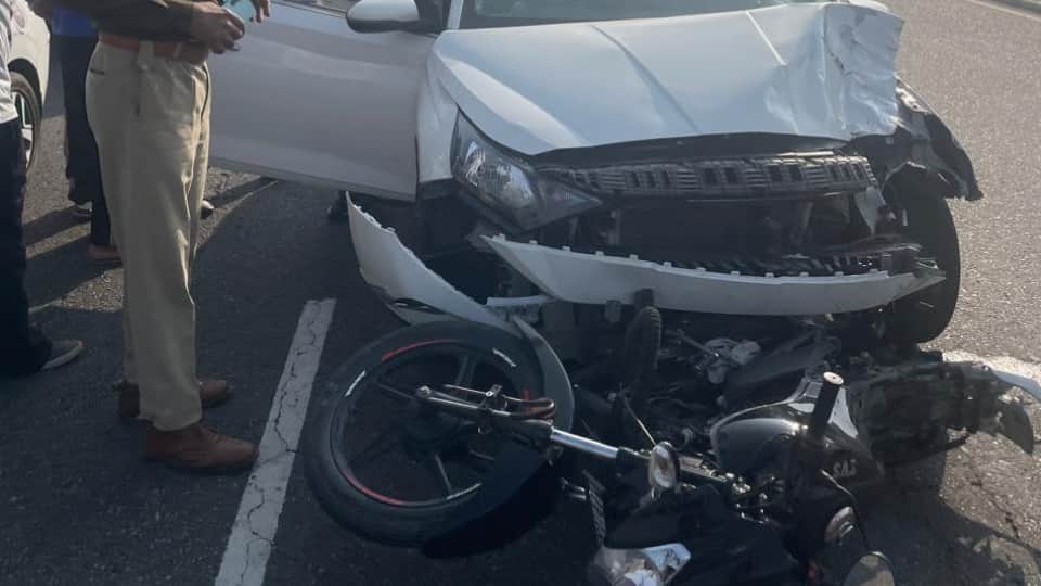 क्षतिग्रस्त कार और बाइक।