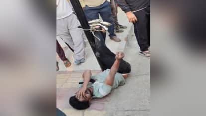 Meerut: A youth was caught trying to steal by breaking an ATM in Kankarkheda, the mob tied him to a pillar
