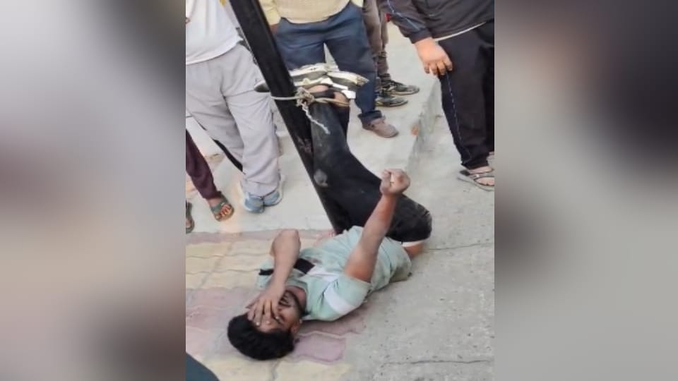 Meerut: A youth was caught trying to steal by breaking an ATM in Kankarkheda, the mob tied him to a pillar