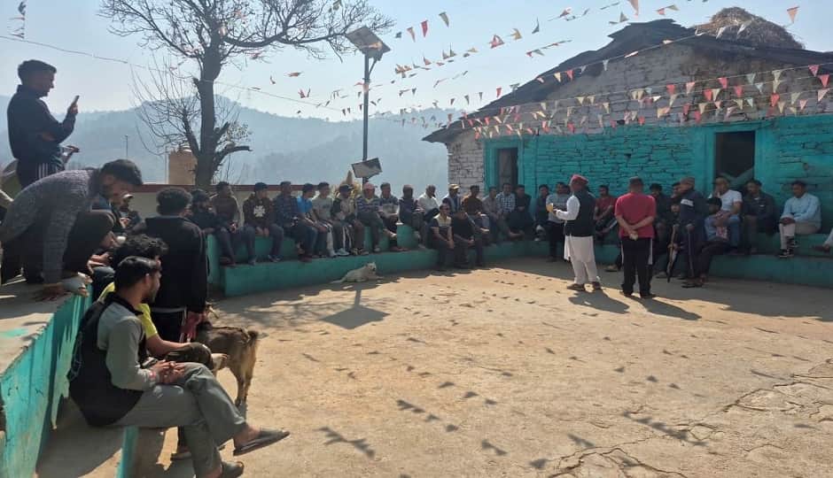 लोहाघाट के राईकोट कुंवर गांव में आयोजित बैठक में मौजूद ग्रामीण।