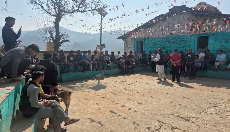 लोहाघाट के राईकोट कुंवर गांव में आयोजित बैठक में मौजूद ग्रामीण।