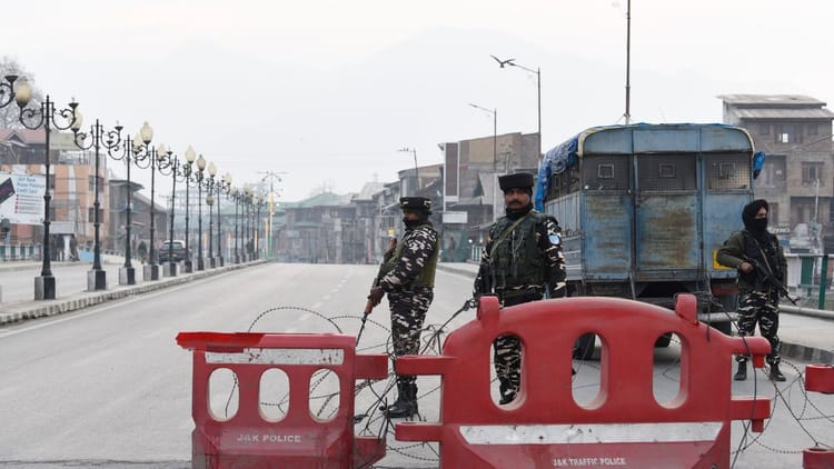 जुमे की नमाज से पहले घाटी में सख्ती: खामनेई की मौत के विरोध में कश्मीर सुलगा, लाल चौक पूरी तरह सील