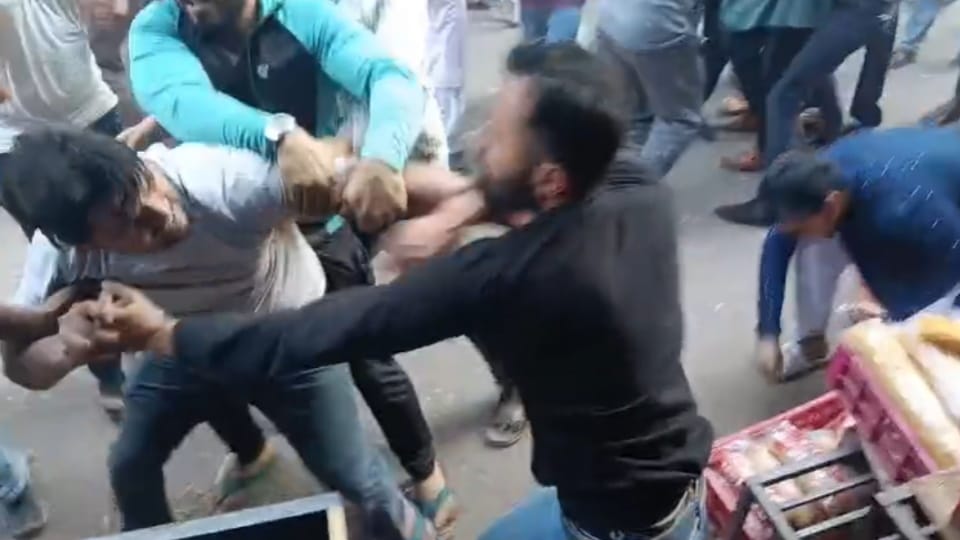 Clash Outside Mosque in Baghpat: SP Leader and Advocate Group Fight With Sticks and Sharp Weapons