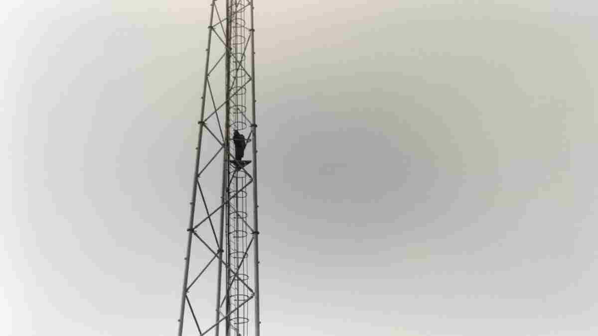 High-voltage drama ensues in Bankata as police arrive with handcuffed lover Gopalganj Bihar news