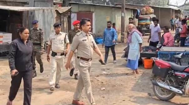 मौके पर पहुंची पुलिस टीम।