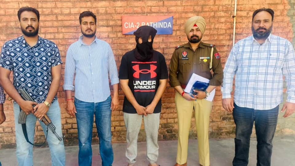 पुलिस हिरासत में आरोपी।