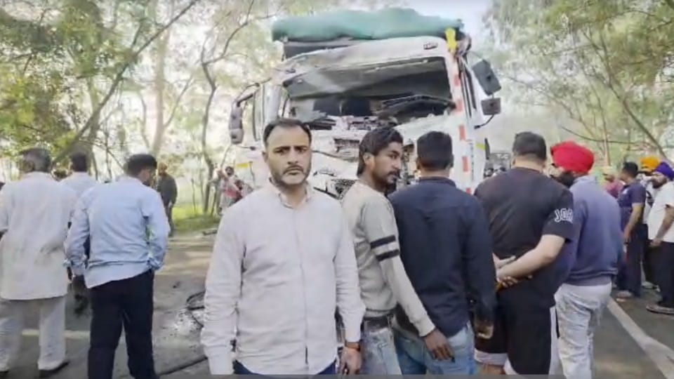 Tipper and bus collide in Nabha three died