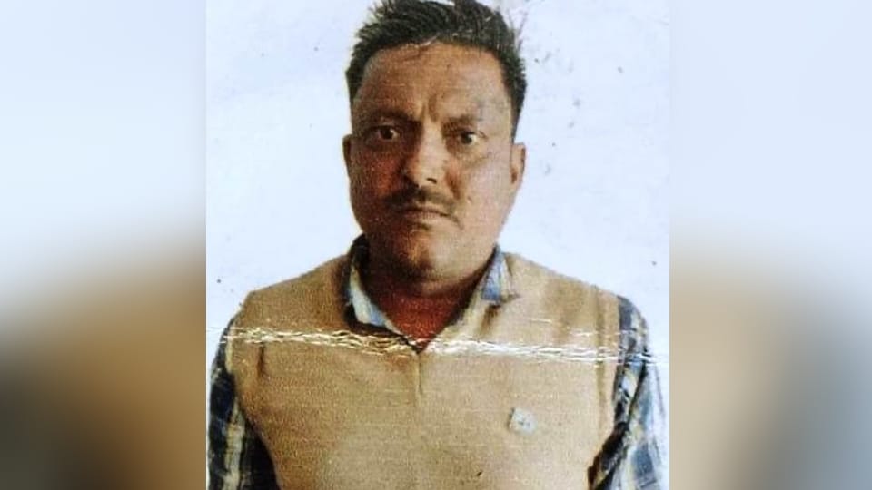 Meerut: Monkeys attacked disabled farmer, he died after falling from the roof, four children and wife kept cry