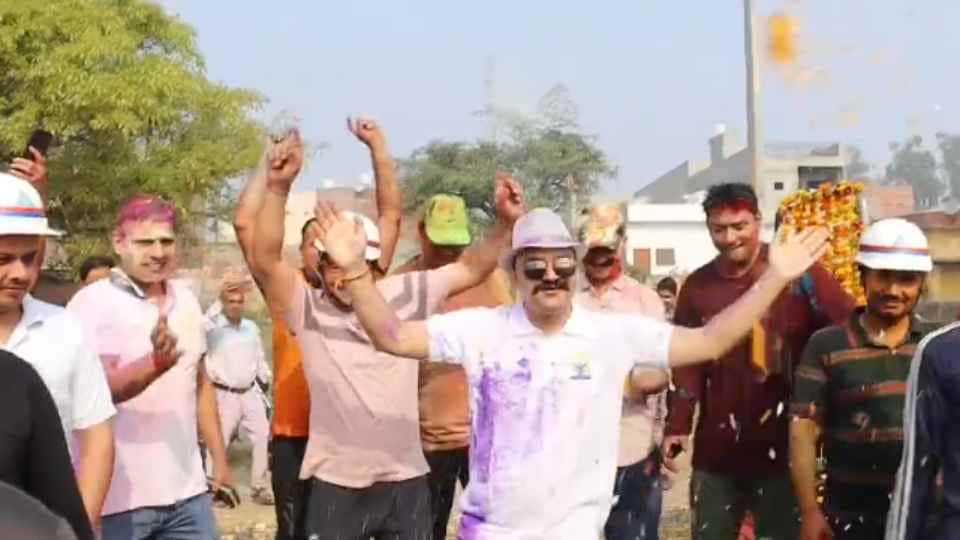 UP: SP wears Shikari cap and dances with constables to Dhurdhar song, Sambhal police Holi video viral