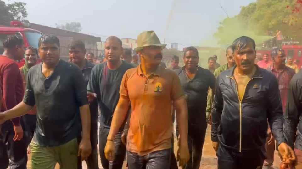 UP: SP wears Shikari cap and dances with constables to Dhurdhar song, Sambhal police Holi video viral