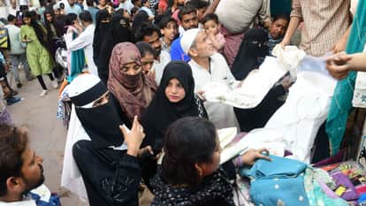 दालमंडी में खरीदारी करतीं महिलाएं।