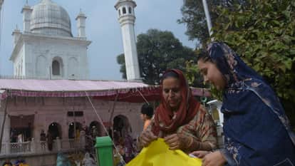 Jhande Ji Mela Dehradun 2026 Devotees arrived carrying a 94-feet-high flag pole on their shoulders