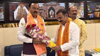 उपमुख्यमंत्री केशव प्रसाद मौर्या का स्वागत करते भाजपाजन।