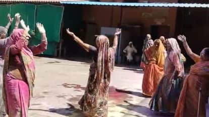 Jhansi: Elderly people forgot the pain of being away from their loved ones and danced in joy.