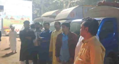 अस्पताल के बाहर मौजूद लोग