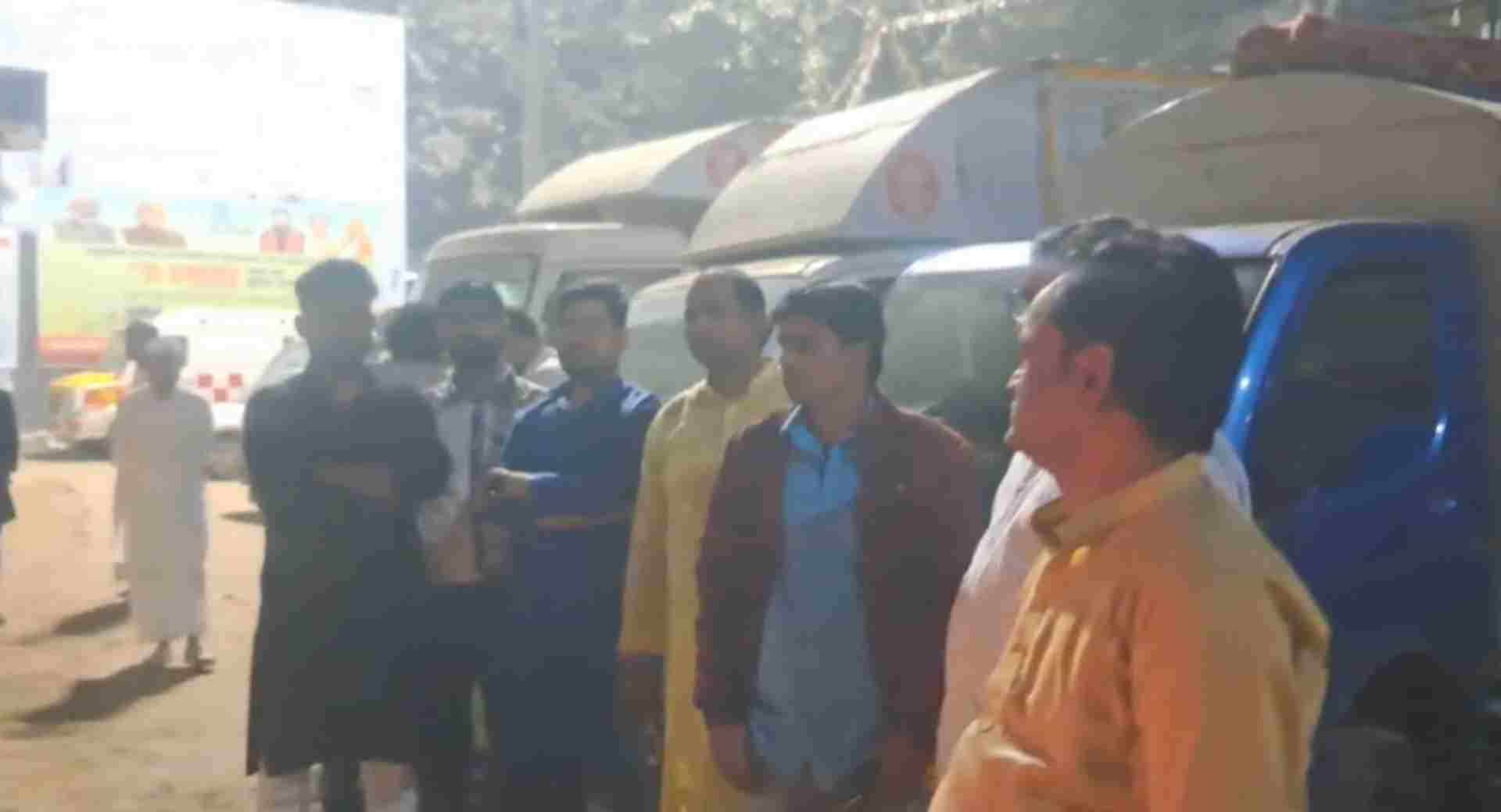 अस्पताल के बाहर मौजूद लोग