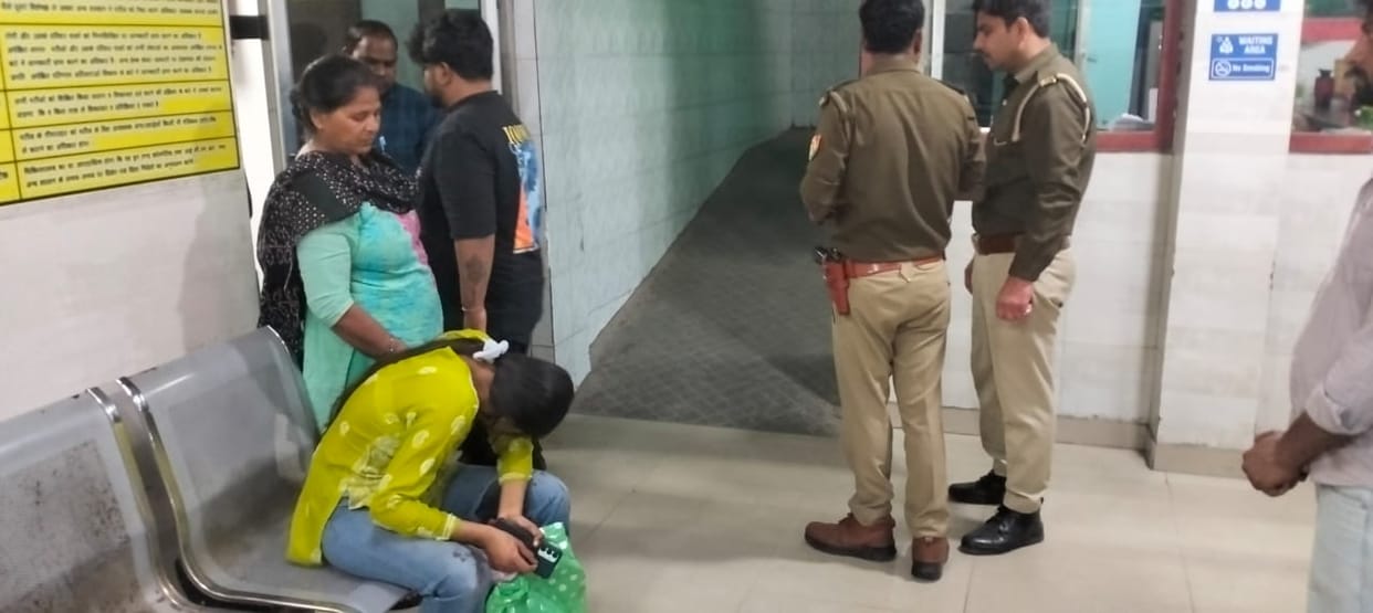 Meerut Road Accident Woman Killed by Unknown Vehicle on Modipuram Highway Daughter Escapes