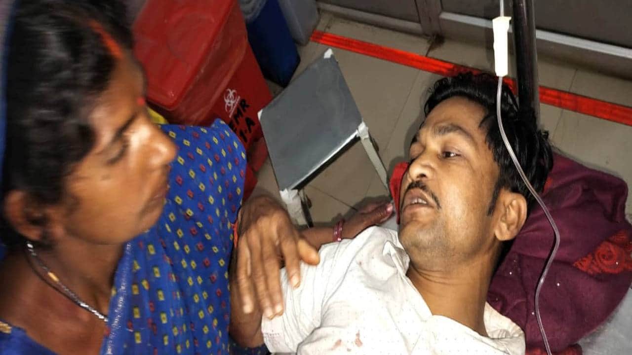 अस्पताल में भर्ती युवक।