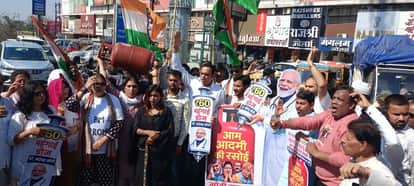 Bhopal News: Gas cylinders become expensive, Congress uproar in Bhopal, protest at Roshanpura intersection, go