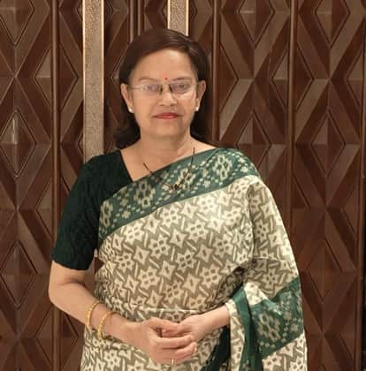 Sunday Wali Didi: Along with her job in the Railways, she is spreading education and smiles among the children