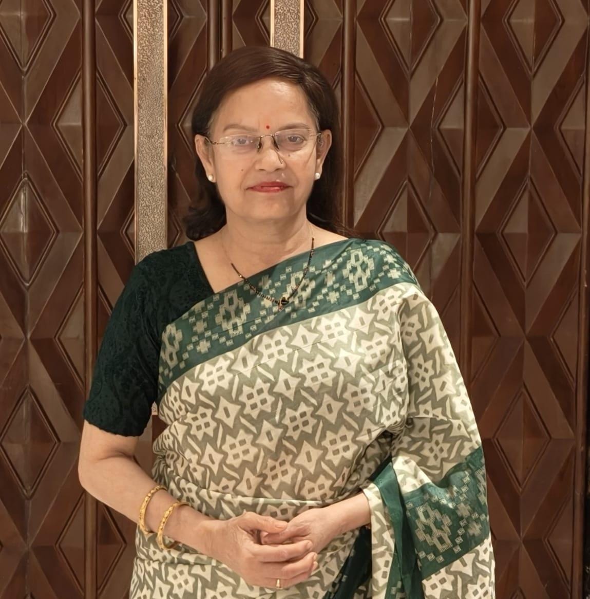 Sunday Wali Didi: Along with her job in the Railways, she is spreading education and smiles among the children