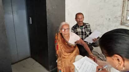 UP: 90-year-old woman climbs 50 stairs to reach the elevator; Mayor reprimands officials