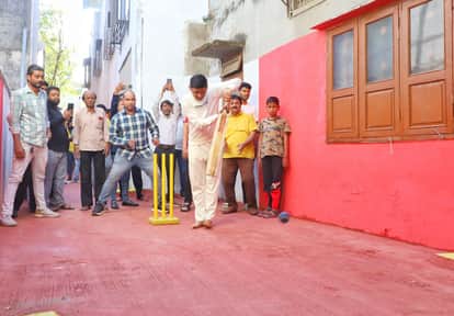 Indore: The mayor cleaned up the back lane that was littered with garbage and played cricket with the resident