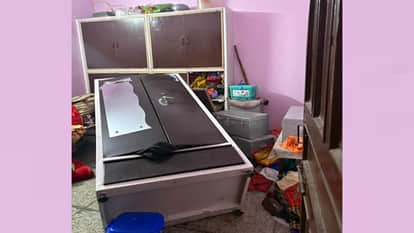 10 lakh rupees stolen from a retired agriculture department employee's home after breaking into its locks