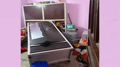 10 lakh rupees stolen from a retired agriculture department employee's home after breaking into its locks