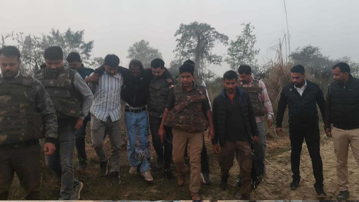 The accused who killed the molested victim in Basti was injured in an encounter with the police.