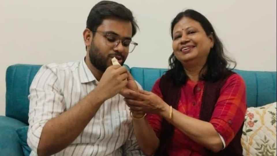 UPSC CSE Result 2025 Tea Seller Son Devansh Gupta Secures AIR 77 from Moradabad division