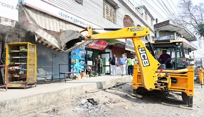 Demolition proceedings begin on two illegally constructed buildings at Unchapul intersection