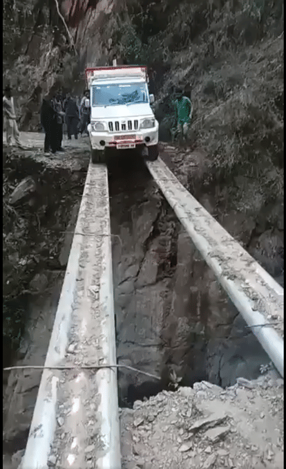 Mahindra Bolero Pik-Up Crosses Deep Trench on Metal Pipes in Himachal, Risky Video Goes Viral