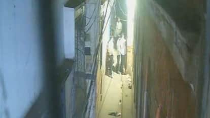 हिस्ट्रीशीटर गोविंद यादव के घर के बाहर युवक।