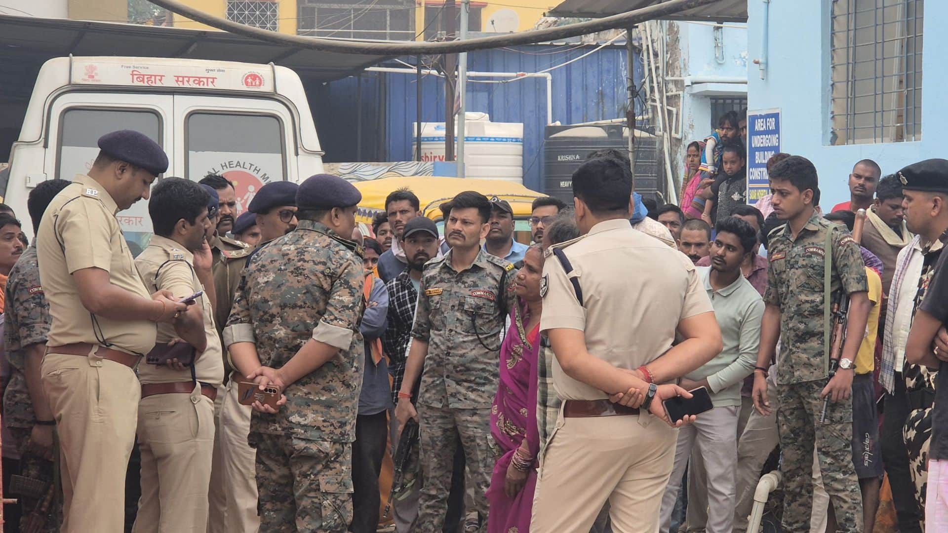 हत्या के बाद परिजनों को समझाते पुलिसकर्मी