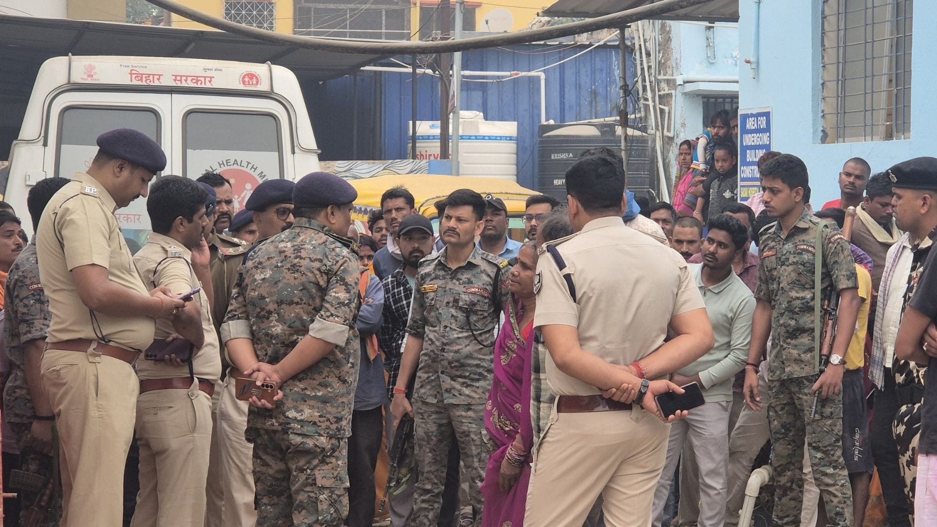 हत्या के बाद परिजनों को समझाते पुलिसकर्मी