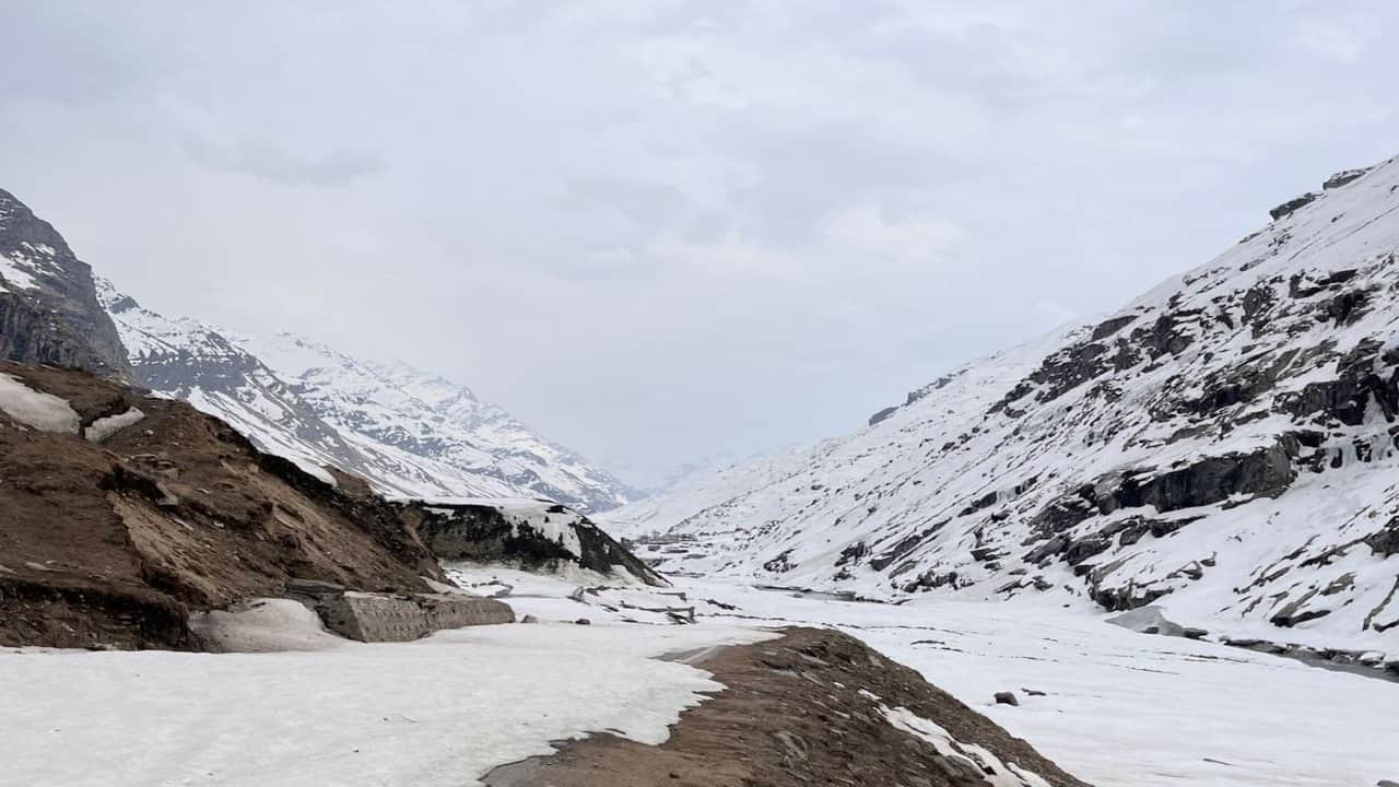 लाहाैल घाटी में ताजा बर्फबारी।