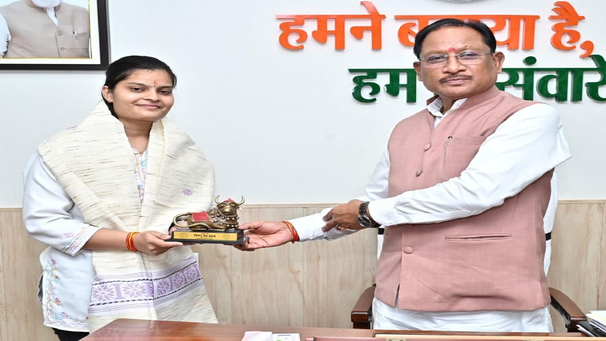 Vaibhavi Agarwal, who secured 35th rank in UPSC, met CM Vishnudev Sai