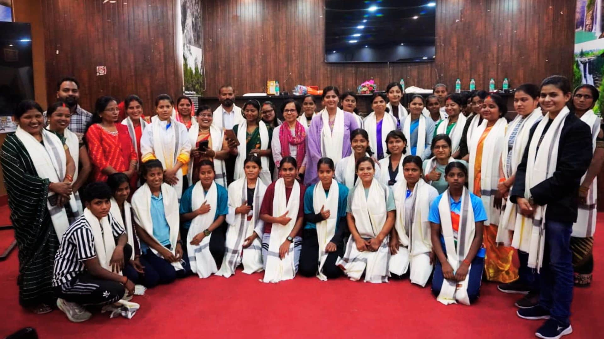 इन महिलाओं और खिलाड़ियों को मिला सम्मान।