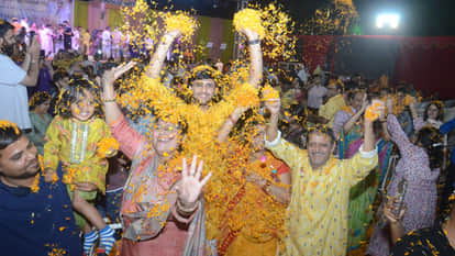 Kanpur: ISKCON temple witnessed a shower of flowers and celebrated Holi in Vrindavan